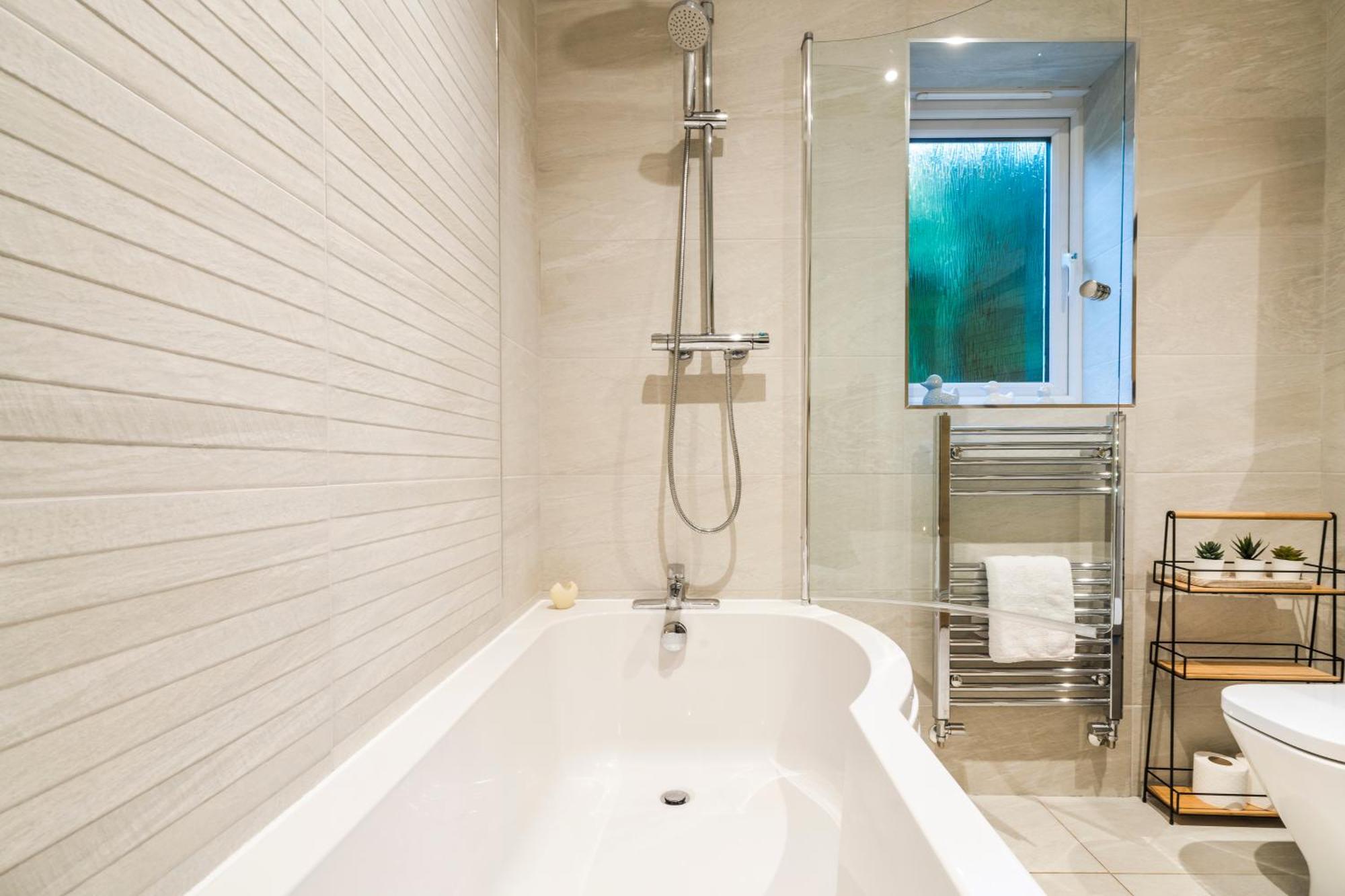 Hednesford Pet Friendly With A Hot Tubヴィラ エクステリア 写真